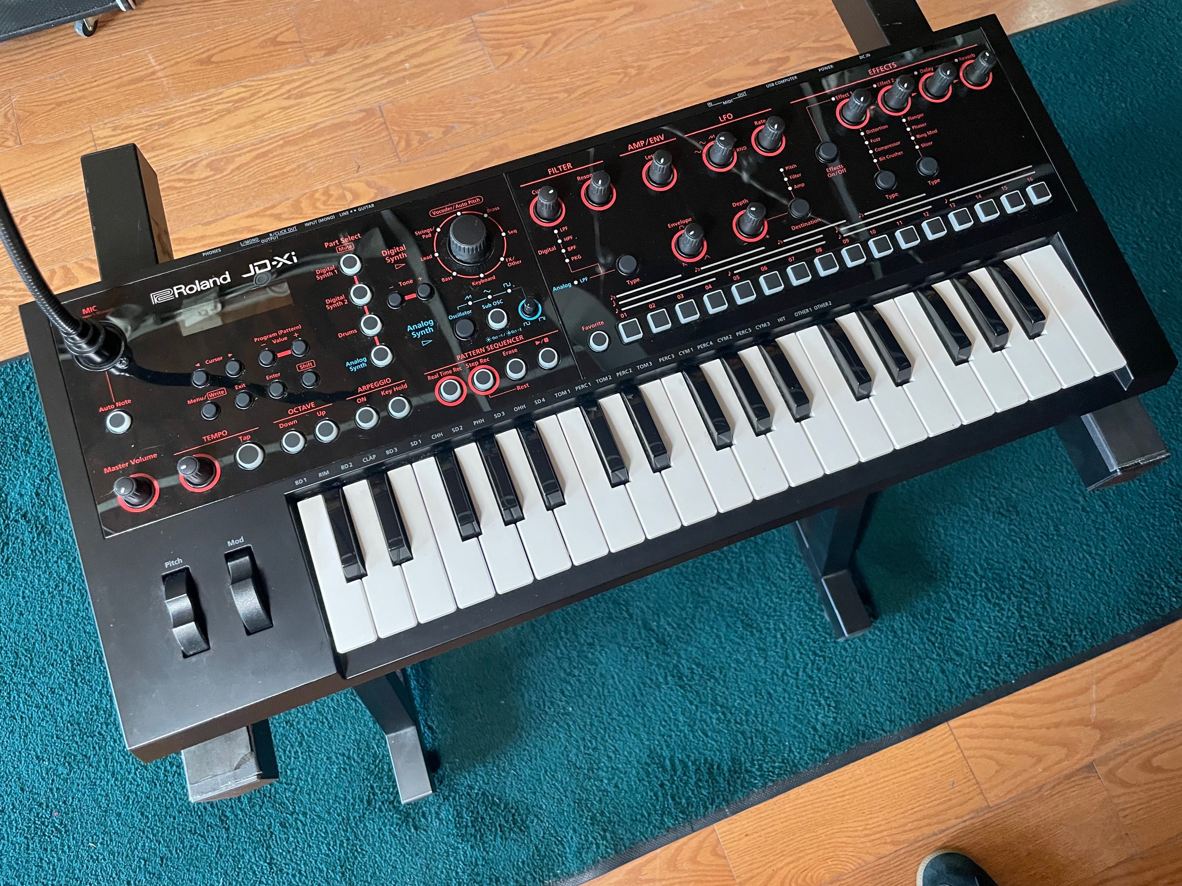 Roland JD-XI Analog/Digital Crossover Synth Used Toronto | Cask Music