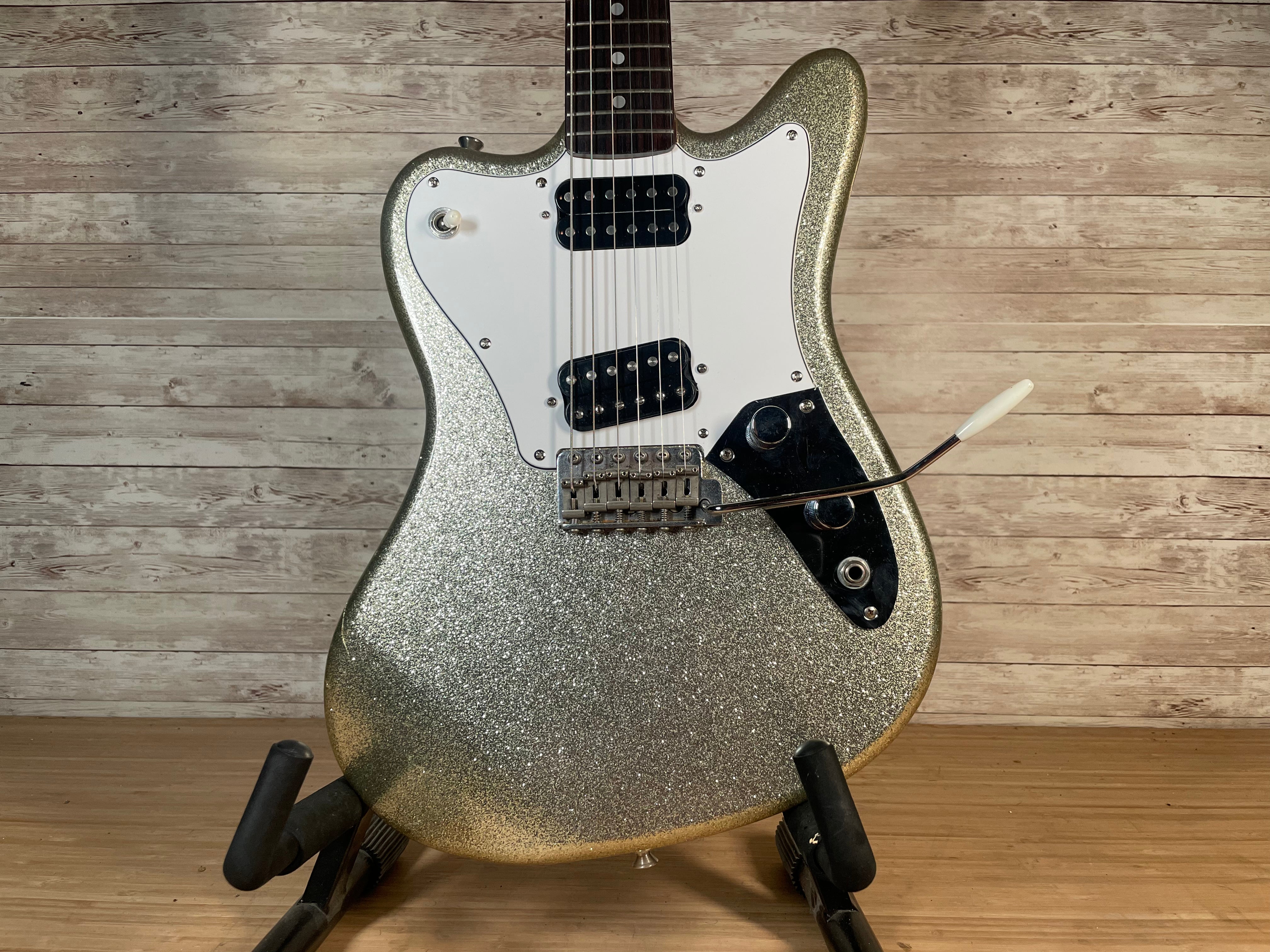 Squier by Fender　SuperSonic Vista Series SQUIER SUPER-SONIC - YouTube