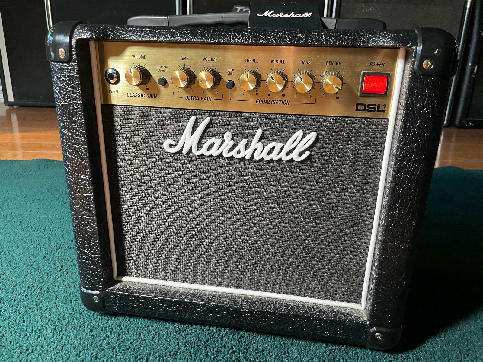 Amazon | Marshall (マーシャル) ギターアンプコンボ 1W DSL1C トーンをコンパクトでポータブルなサイズに凝縮  エミュレート回路付きヘッドフォン出力 ホームユースに最適 | エレキギターコンボアンプ | 楽器・音響機器