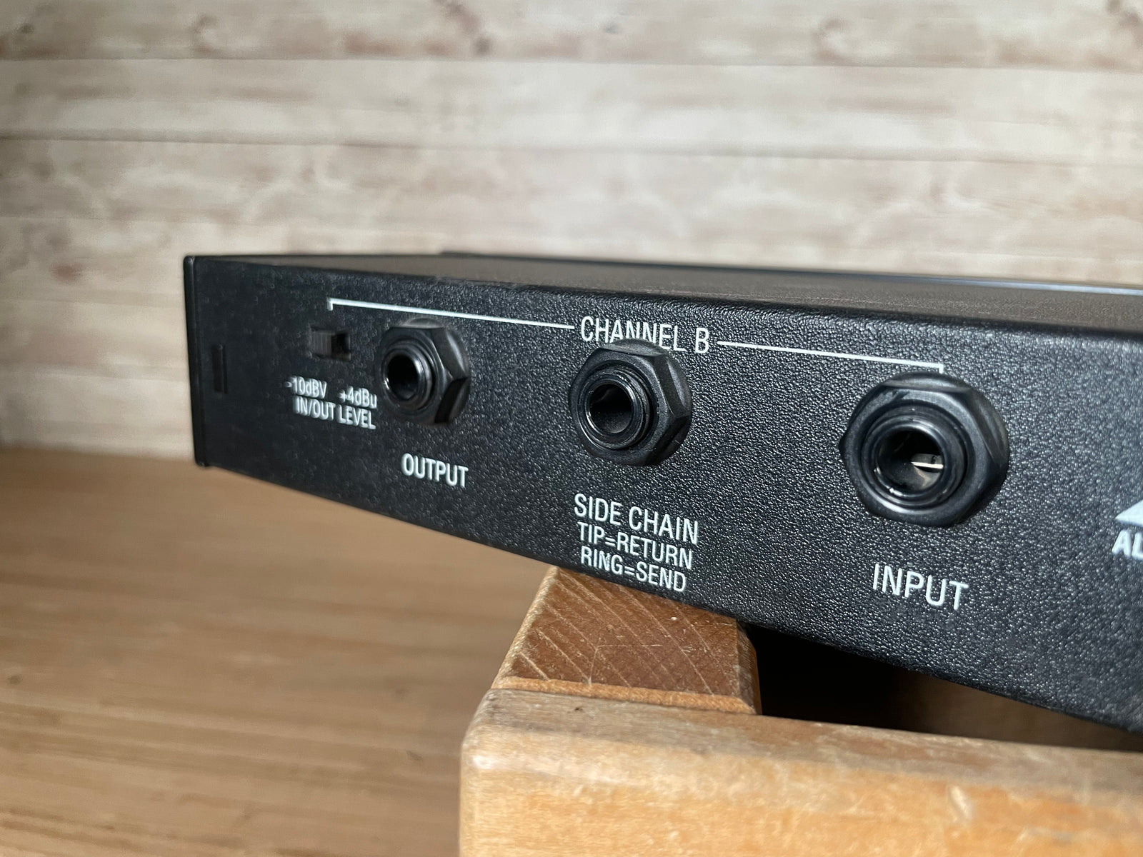 Alesis 3630 Dual-Channel Compressor/Limiter Used Toronto, ON