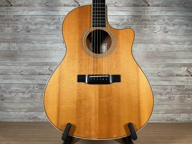 Larrivee LV-04 Cutaway Acoustic/Electric Used