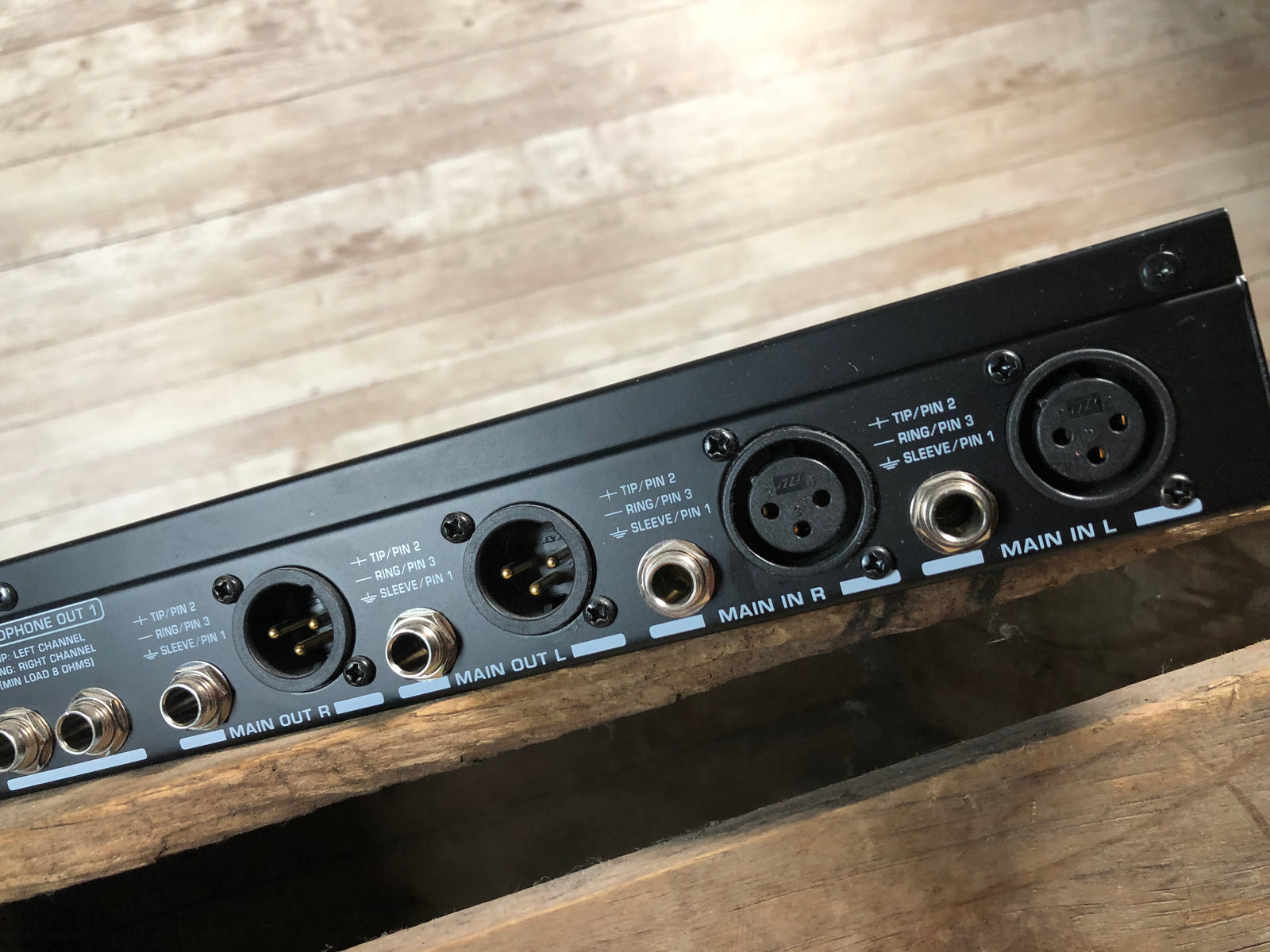 BEHRINGER ベリンガー POWERPLAY PRO-XL HA4700 sbm.jpg